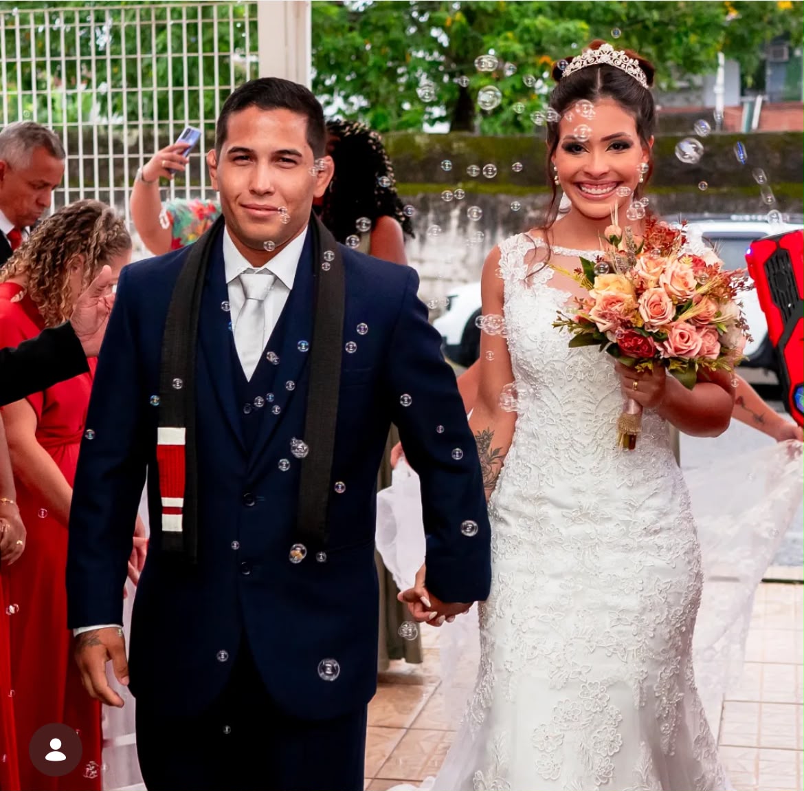 Professor Johnnie ao lado de sua esposa, vestindo a faixa preta sobre o traje